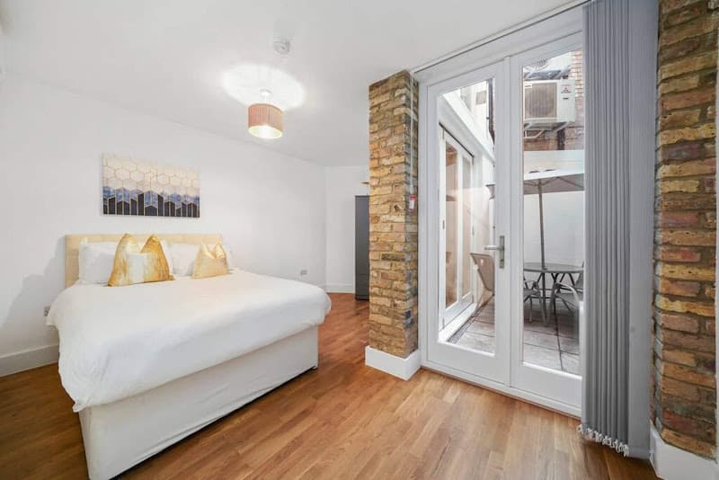 A South Kensington pad — view 3