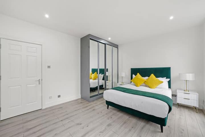 A Knightsbridge pad — view 3
