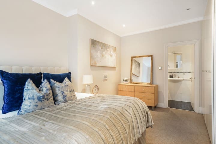 A Mayfair pad — view 3